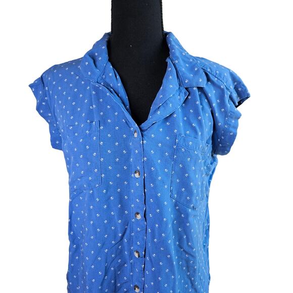 Jachs Girlfriend Floral Blue Button Up Chambray Top Size Medium Short Sleeve - Picture 2 of 8